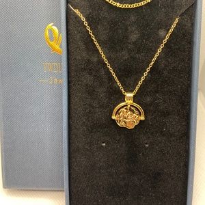 Beautiful 2 Tier Medallion Pendant Necklace.